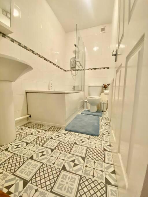 5 Bedroom House Near Cardiff City. Exterior photo